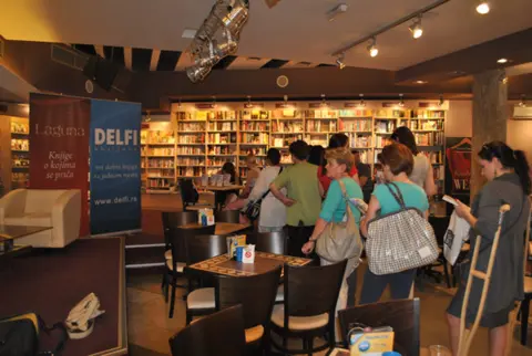 Jelena Bačić Alimpić potpisivala „Pismo gospođe Vilme“ u knjižari Delfi SKC - slika 3