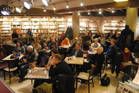 Ljubivoje Ršumović i Dušan Petričić u veseloj atmosferi predstavili „Vidovite priče“ - slika 1