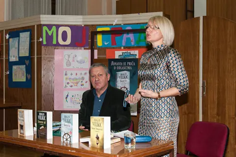 Održano književno veče sa Draganom Velikićem u Sremskoj Mitrovici - slika 1