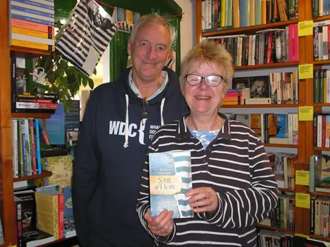 Prvi kupci romana „Sail of Hope“ - slika 1