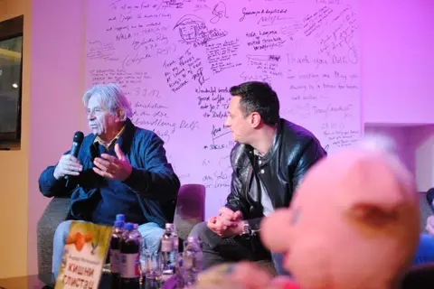 Velika gužva ispred Delfi knjižare „Borislav Pekić“: Jelena Bačić Alimpić dva i po sata potpisivala knjige - slika 1