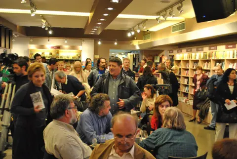 Dr Nele Karajlić u Pančevu promovisao svoju autobiografiju „Fajront u Sarajevu“ - slika 1