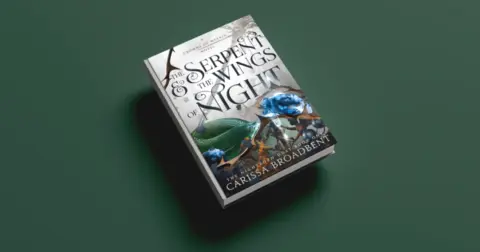 Novi ulov: „Zmija i krila noći“ - slika 1