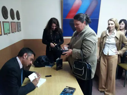 Knjiga „Miris mraka“ Miomira Petrovića predstavljena u Aranđelovcu - slika 3