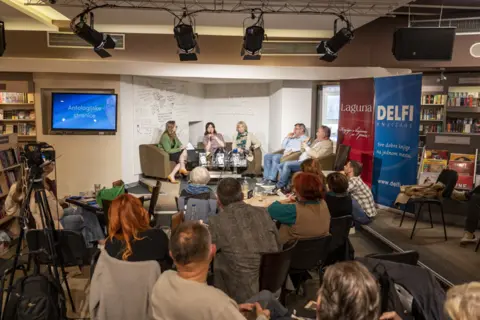 Knjiga „Blistavo i strašno“ je vrhunska literatura – predstavljena autobiografija Bekima Fehmiua - slika 1