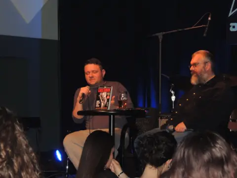 Bojan Ljubenović učenicima OŠ „Miloje Vasić“ predstavio knjige o Zvezdi i Partizanu - slika 2