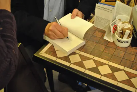 Predstavljena knjiga „Fotelja na Seni“ Amina Malufa - slika 8