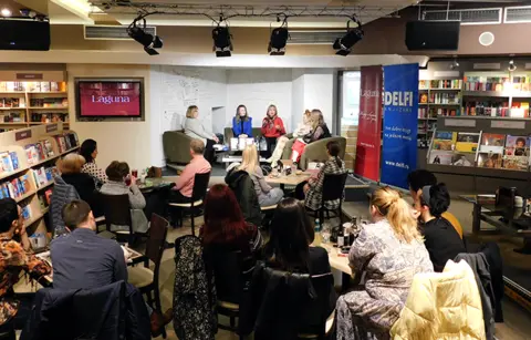 Hrabro i emotivno književno osveženje – predstavljen roman „Moja ljubav Nikola Tesla“ u knjižari Delfi SKC - slika 1