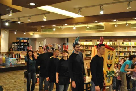 Jelena Bačić Alimpić potpisivala roman „Poslednje proleće u Parizu“ u SKC-u - slika 1