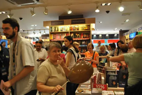 U vidu intervjua uživo Beogađanima predstavljena knjiga „Urednik“ - slika 1