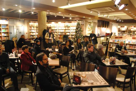 Promovisan novi roman Svetislava Basare „Anđeo atentata“ - slika 1