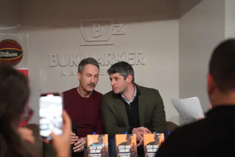 Sve o Nikoli Jokiću iz prvog reda: Majk Singer predstavio knjigu „Zašto tako ozbiljno?“ - slika 1