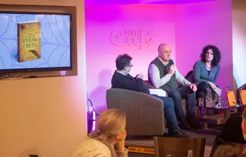 Roman o krizi ideja – Predstavljen „Pupak sveta“ Venka Andonovskog - slika 1