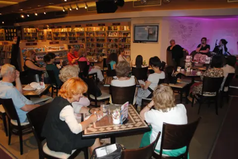 Spektakularna promocija knjigoalbuma „Napet šou“ Marka Šelića Marčela - slika 1